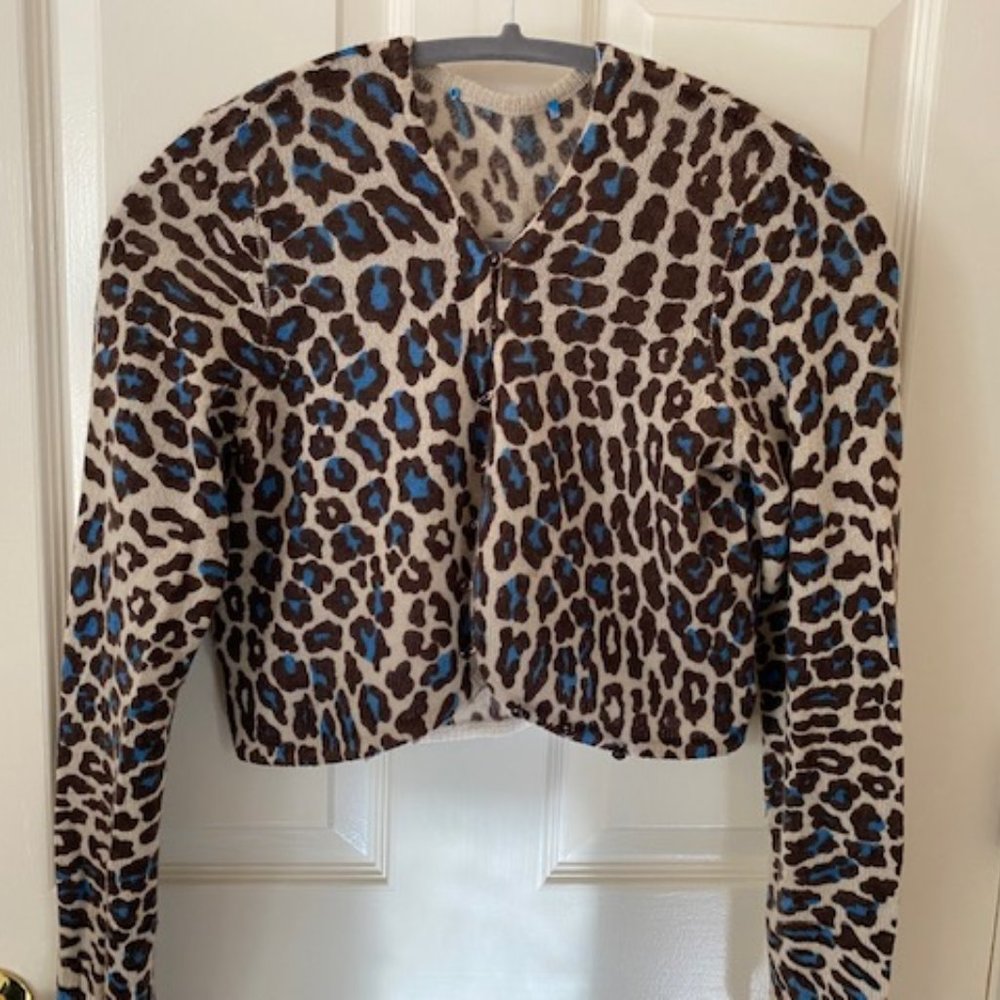 Cashmere short cropped sweater, buttoned
